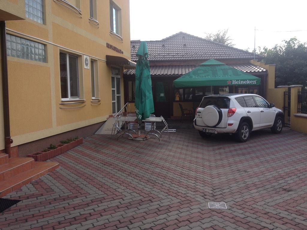 Hotel Lotus Arad Exteriör bild