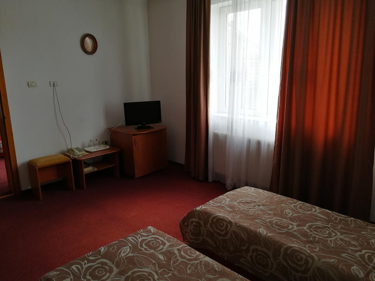 Hotel Lotus Arad Exteriör bild